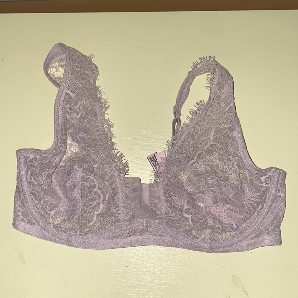 Never worn Victoria’s Secret unlined plunge bra